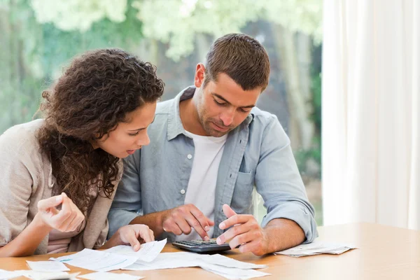 Jeune couple calculant leurs factures domestiques — Photo