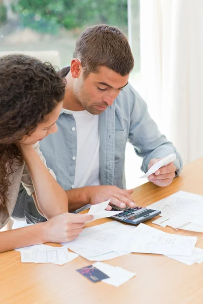 Junges Paar bei der Berechnung seiner Hausrechnungen — Stockfoto