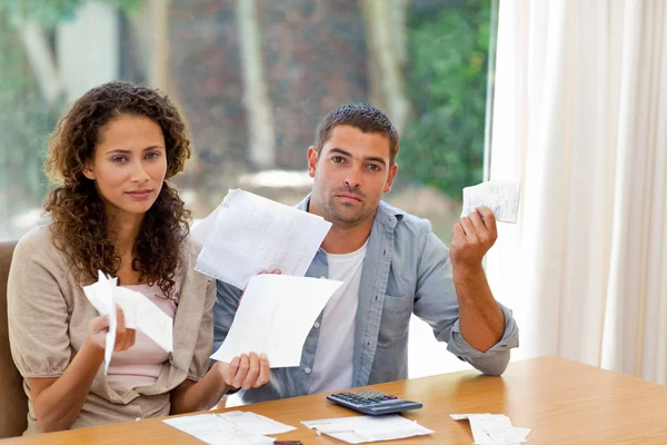 Jeune couple calculant leurs factures domestiques — Photo