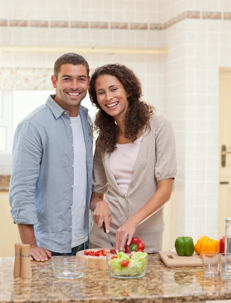 Schöner Mann kocht mit seiner Freundin — Stockfoto
