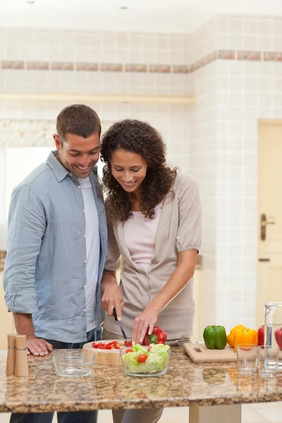 Stilig man matlagning med sin flickvän — Stockfoto