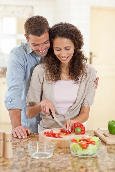 Przystojny mężczyzna gotowania ze swoją dziewczyną — Zdjęcie stockowe