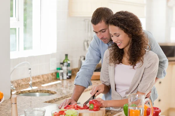 Красивый мужчина готовит со своей девушкой — стоковое фото