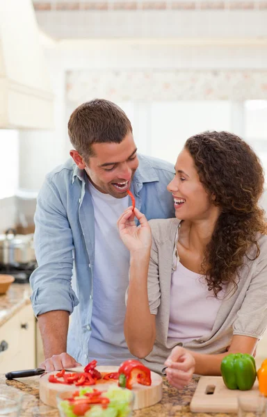 彼の妻と男を食べる野菜 — ストック写真