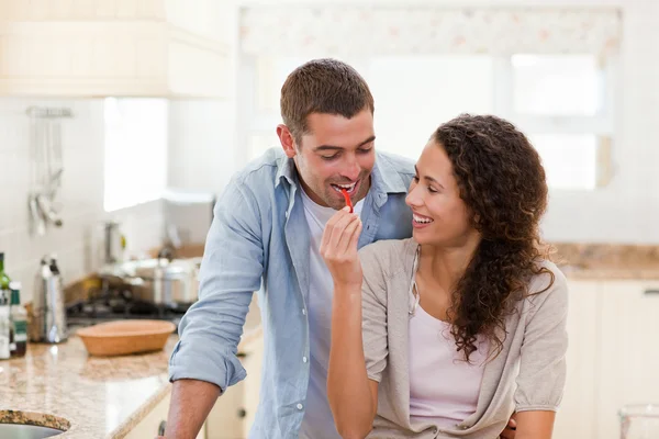 Man eating vegetables with his wife — Stock Photo, Image