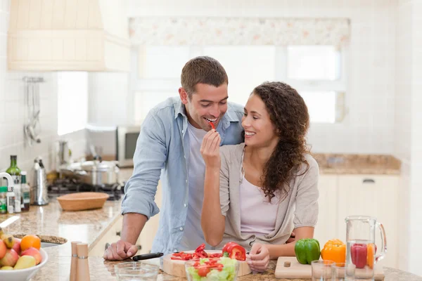 Uomo mangiare verdure con sua moglie — Foto Stock