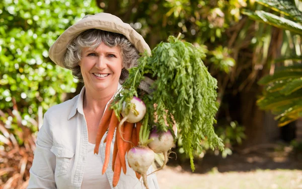 Senior woman with vegetables — Stock Photo, Image
