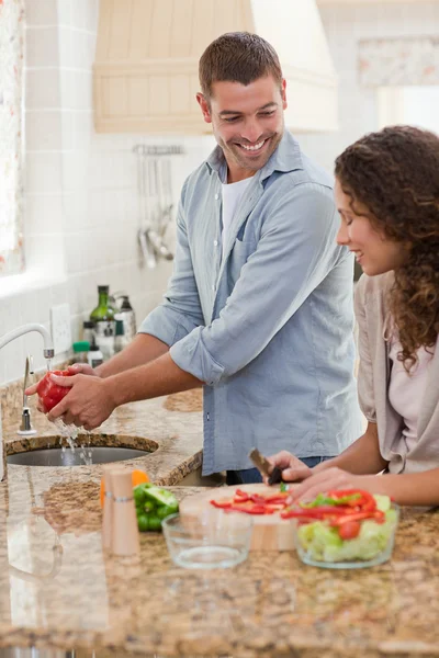 Schöner Mann kocht mit seiner Freundin — Stockfoto
