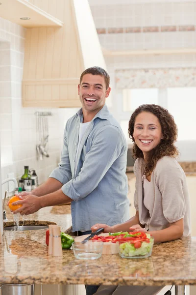 Hombre guapo cocinando con su novia — Foto de Stock