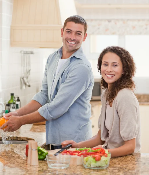 Hombre guapo cocinando con su novia — Foto de Stock