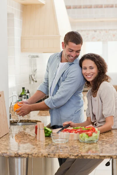 Stilig man matlagning med sin flickvän — Stockfoto