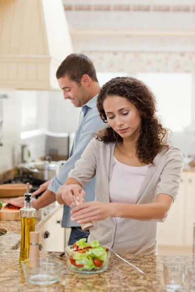 Bonito homem cozinhar com sua namorada — Fotografia de Stock