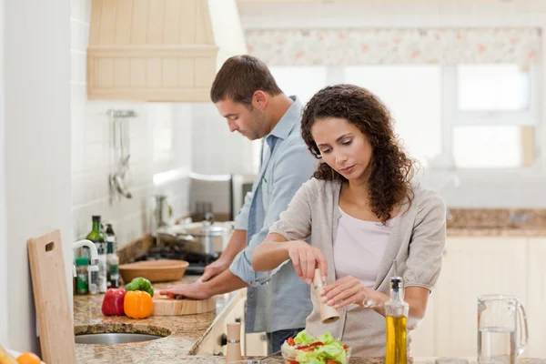 Красивый мужчина готовит со своей девушкой — стоковое фото