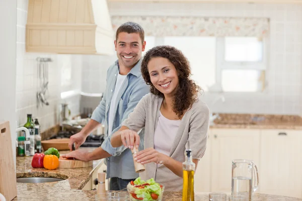 Bello uomo cucina con la sua ragazza — Foto Stock