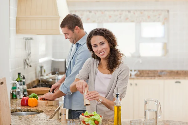 Bonito homem cozinhar com sua namorada — Fotografia de Stock