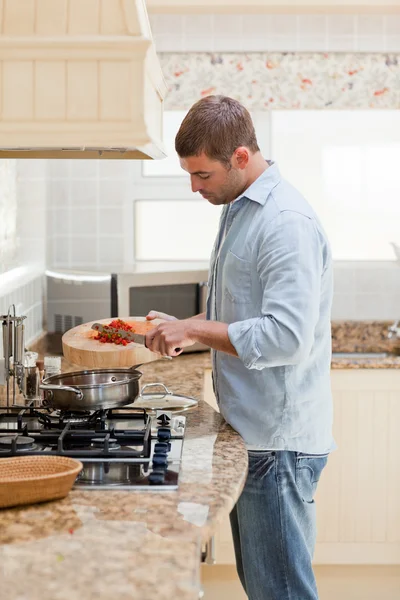 Pohledný muž vaření v kuchyni — Stock fotografie