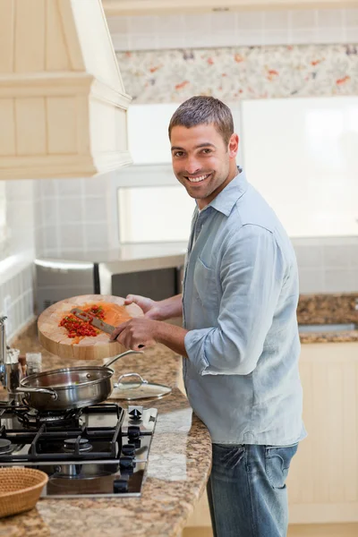 Pohledný muž vaření v kuchyni — Stock fotografie