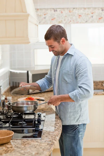 Stilig man matlagning i köket — Stockfoto
