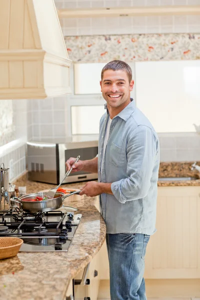 Hombre guapo cocinando en la cocina —  Fotos de Stock