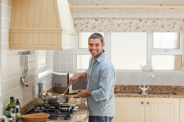 Przystojny mężczyzna gotowania w kuchni — Zdjęcie stockowe