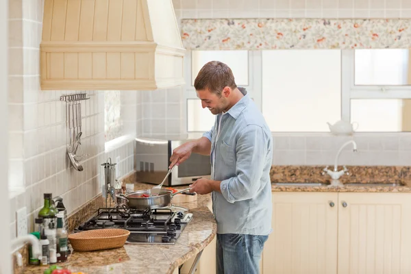 Bell'uomo che cucina in cucina — Foto Stock