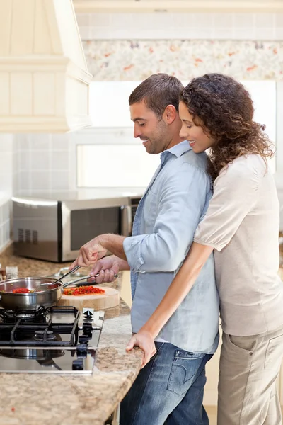 女人抱着她的丈夫，他做饭的时候 — 图库照片