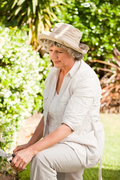 Nachdenkliche Frau in ihrem Garten — Stockfoto
