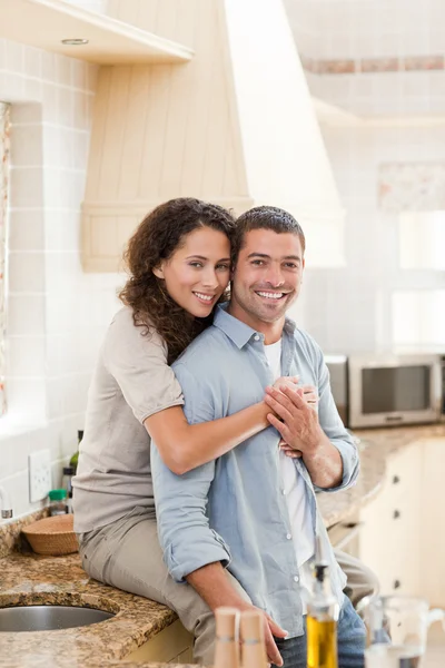 Belo casal abraçando na cozinha — Fotografia de Stock