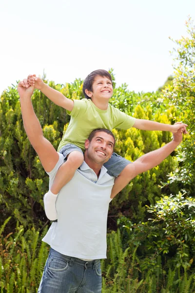 Vater mit Sohn beim Spielen im Garten — Stockfoto