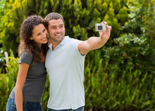 Couple taking a photo of themselves — Stock Photo, Image