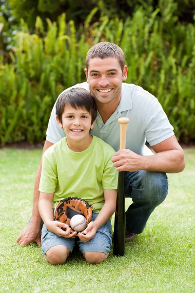 Gelukkig vader en zijn zoon spelen honkbal — Stockfoto