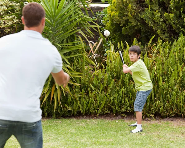 Šťastný otec a jeho syn hraje baseball — Stock fotografie
