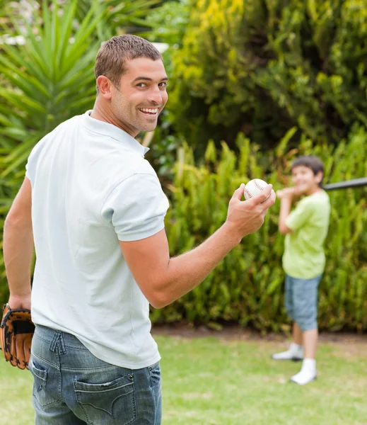 Счастливый отец и его сын играют в бейсбол — стоковое фото
