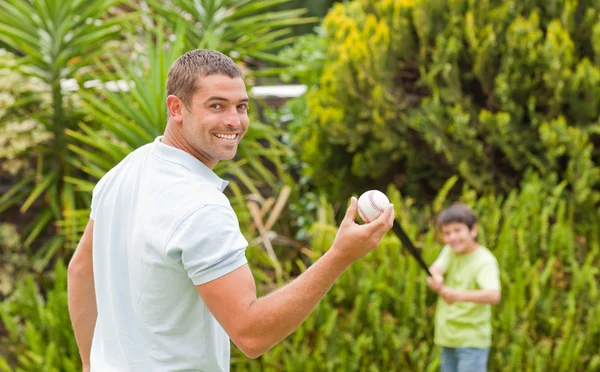 Happy father and his son playing baseball — Zdjęcie stockowe