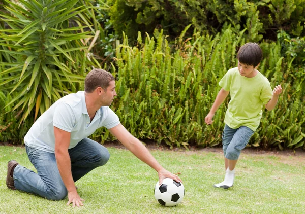Babasıyla birlikte futbol oynamaya oğlu — Stok fotoğraf
