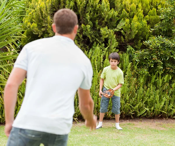 Zoon voetballen met zijn vader — Stockfoto
