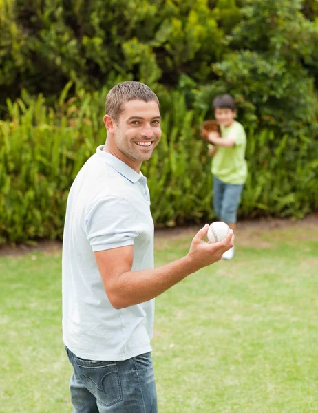 Zoon voetballen met zijn vader — Stockfoto