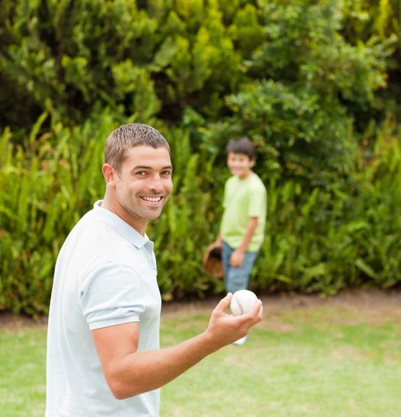 Gry w piłkę nożną z ojcem syna — Zdjęcie stockowe