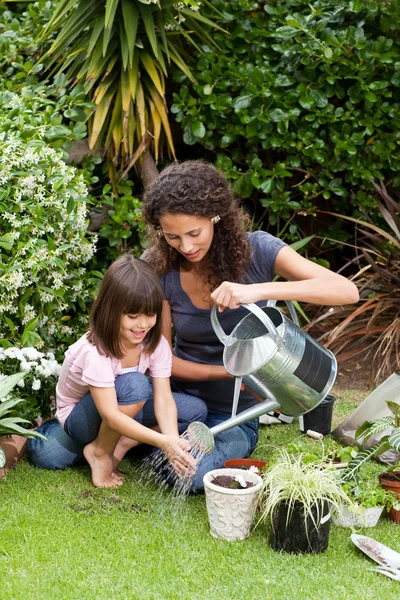 Matka i córka pracujące w ogrodzie — Zdjęcie stockowe