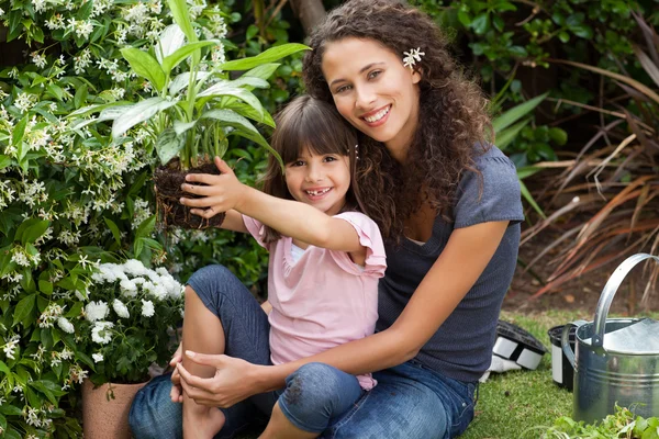 Mother and daughter working in the garden — Stock Photo, Image