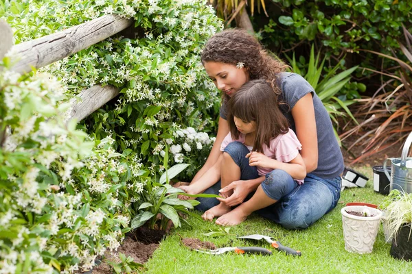 Matka a dcera pracují na zahradě — Stock fotografie