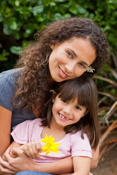Porträt einer fröhlichen Mutter mit ihrer Tochter — Stockfoto