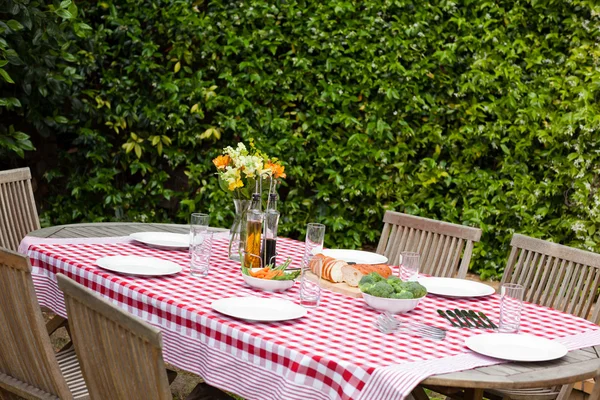 En lunch bordet i trädgården — Stockfoto