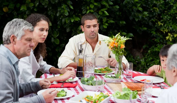 Mutlu bir aile bahçesinde yemek — Stok fotoğraf