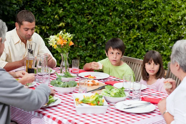 Mutlu bir aile bahçesinde yemek — Stok fotoğraf