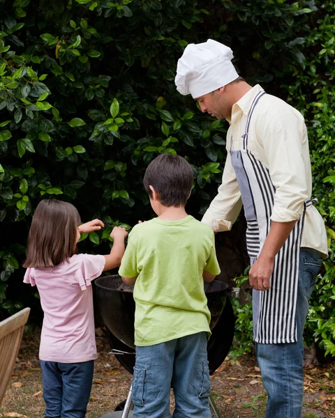 Família fazendo um churrasco no jardim — Fotografia de Stock