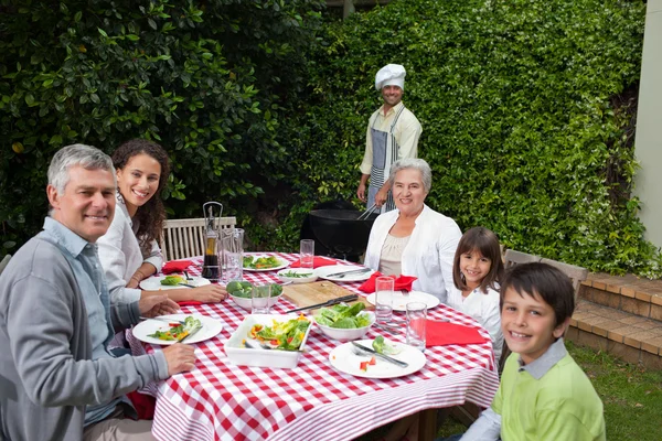 정원에서 식사 하는 행복 한 가족 — 스톡 사진