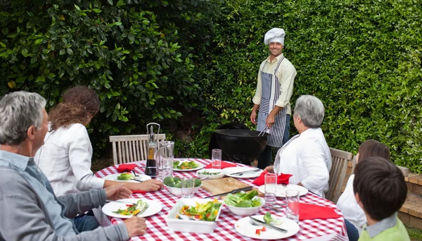 Glückliche Familie beim Essen im Garten — Stockfoto