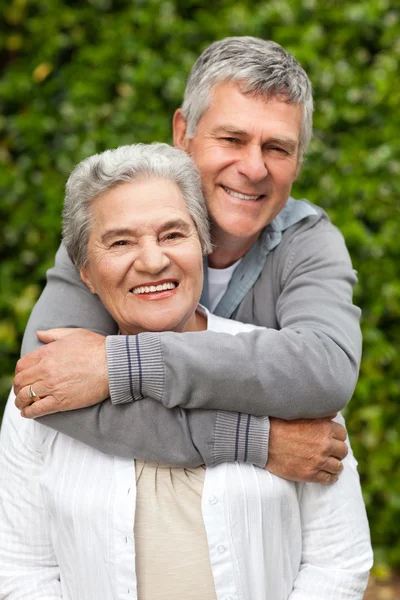 Ältere Paare umarmen sich im Garten — Stockfoto