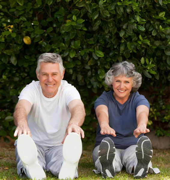 Retired couple doing their exercises — Stock Photo, Image